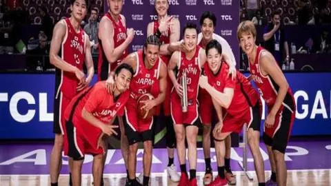 “澳超焦点战：华裔球员助威，珀斯5-2逆袭，两队提前出局，亚洲杯八强格局已定，中国队末轮冲刺小组头名”